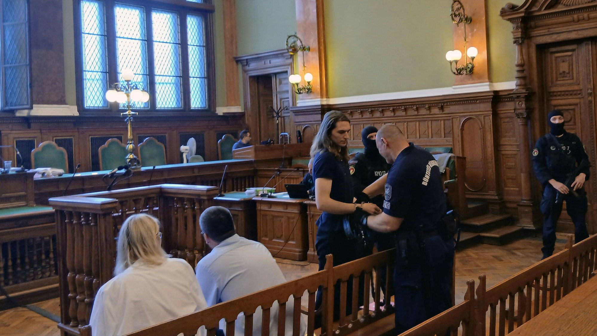 Der non-binären Person Maya T. aus Deutschland werden vor der Verhandlung die Handschellen abgenommen. Nach acht Tagen Hungerstreik erscheint Maja T. erneut vor Gericht.