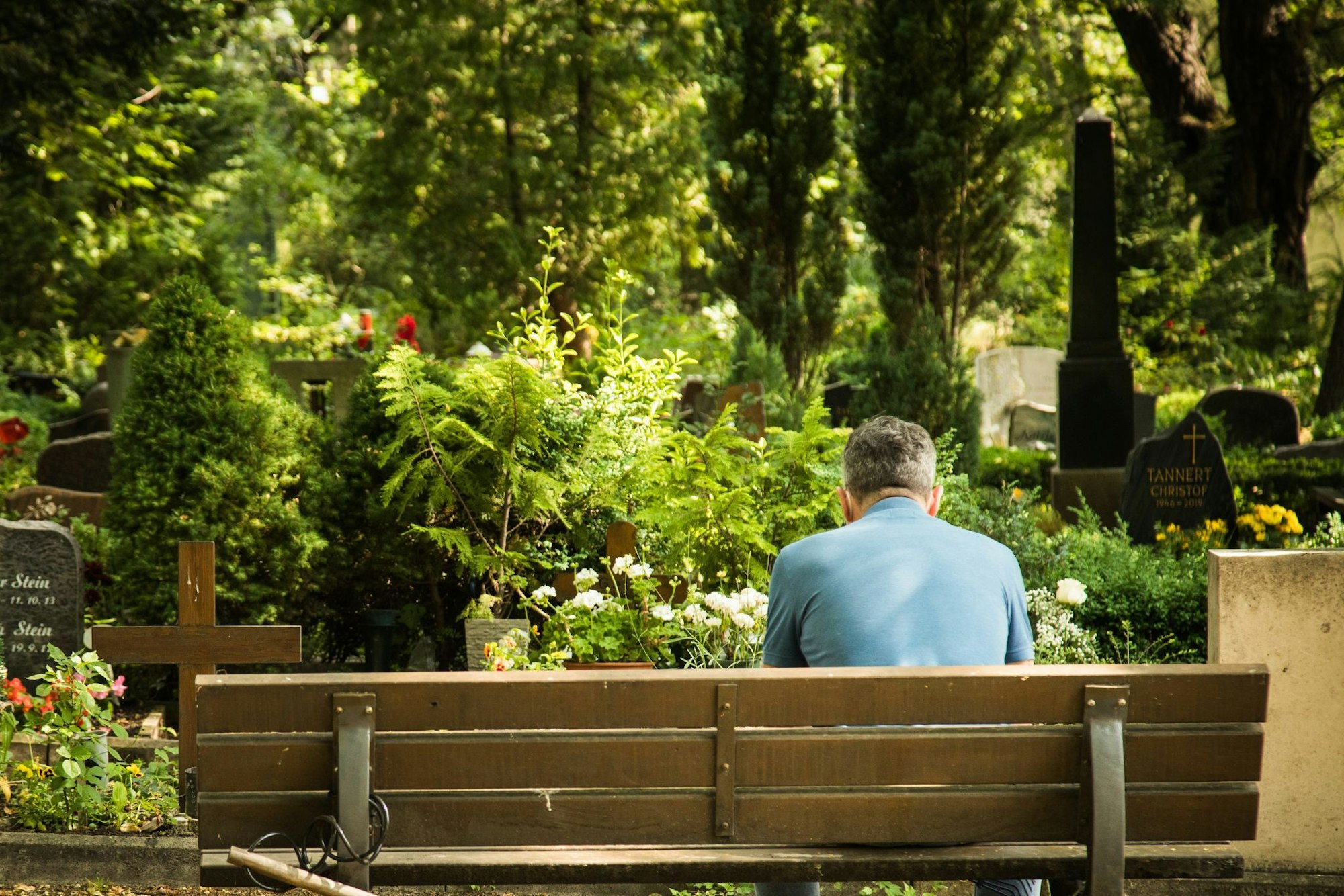 Wer einen schweren Verlust erlitten hat, etwa um eine langjährige Patnerin oder Partner trauert, erlebt häufig seelische und körperliche Symptome, die auch länger andauern können.