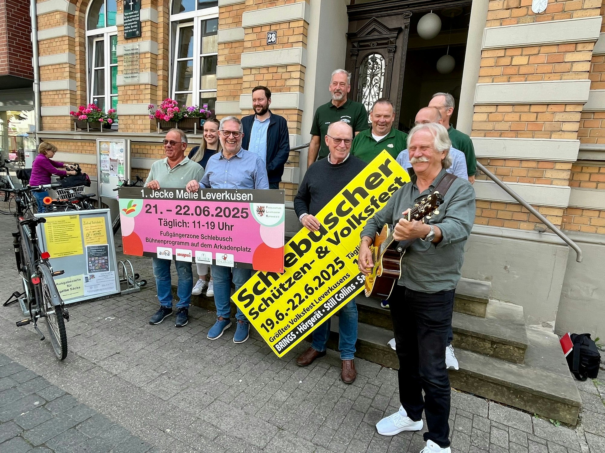 Menschen mit Plakaten