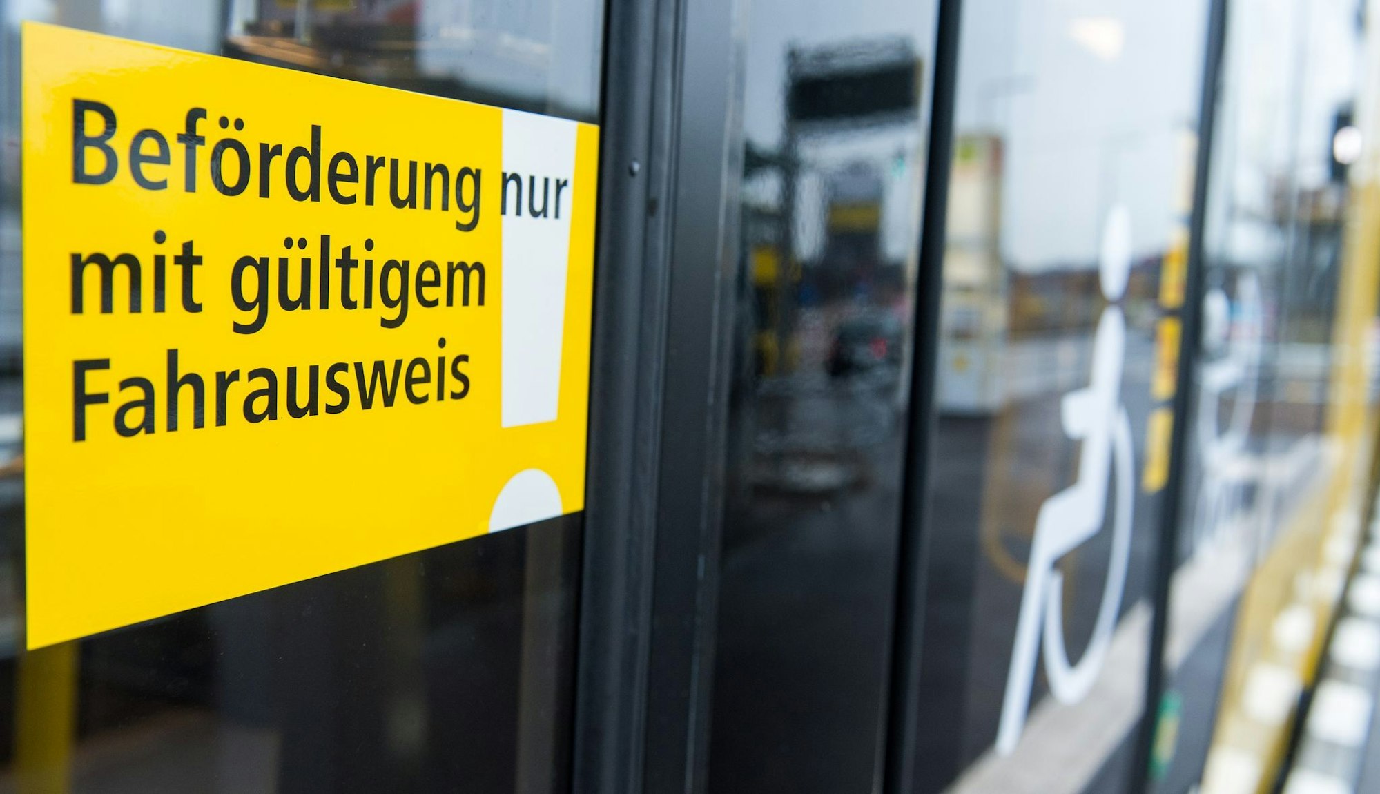 Bislang ist das Fahren ohne gültigen Fahrschein eine Straftat. (Archivbild)