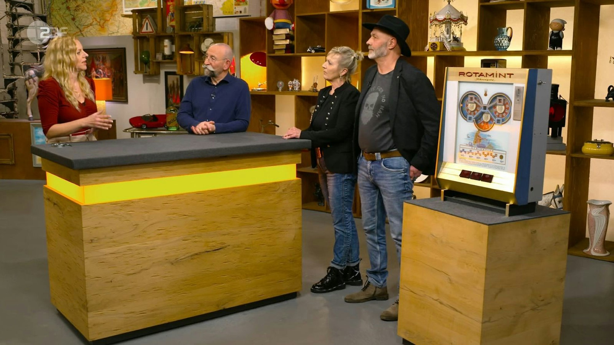 In der Donnerstagsausgabe von „Bares für Rares“ wehte nostalgischer Kneipen-Charme ins Studio herein: ein Glücksspielautomat, der seinem Besitzer gleich doppelt Fortuna vorbeigeschickt hat - einmal beim Spielen, einmal beim Verkaufen. (Bild: ZDF)