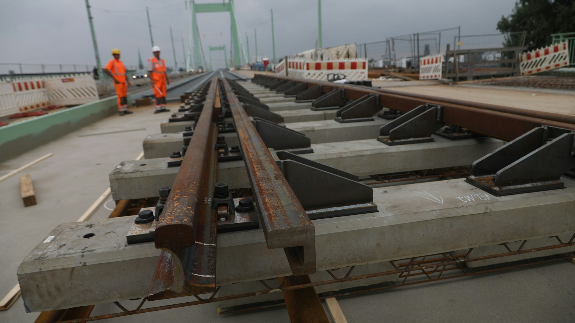 Die Sanierungsarbeiten auf der Mülheimer Brücke im September 2024.