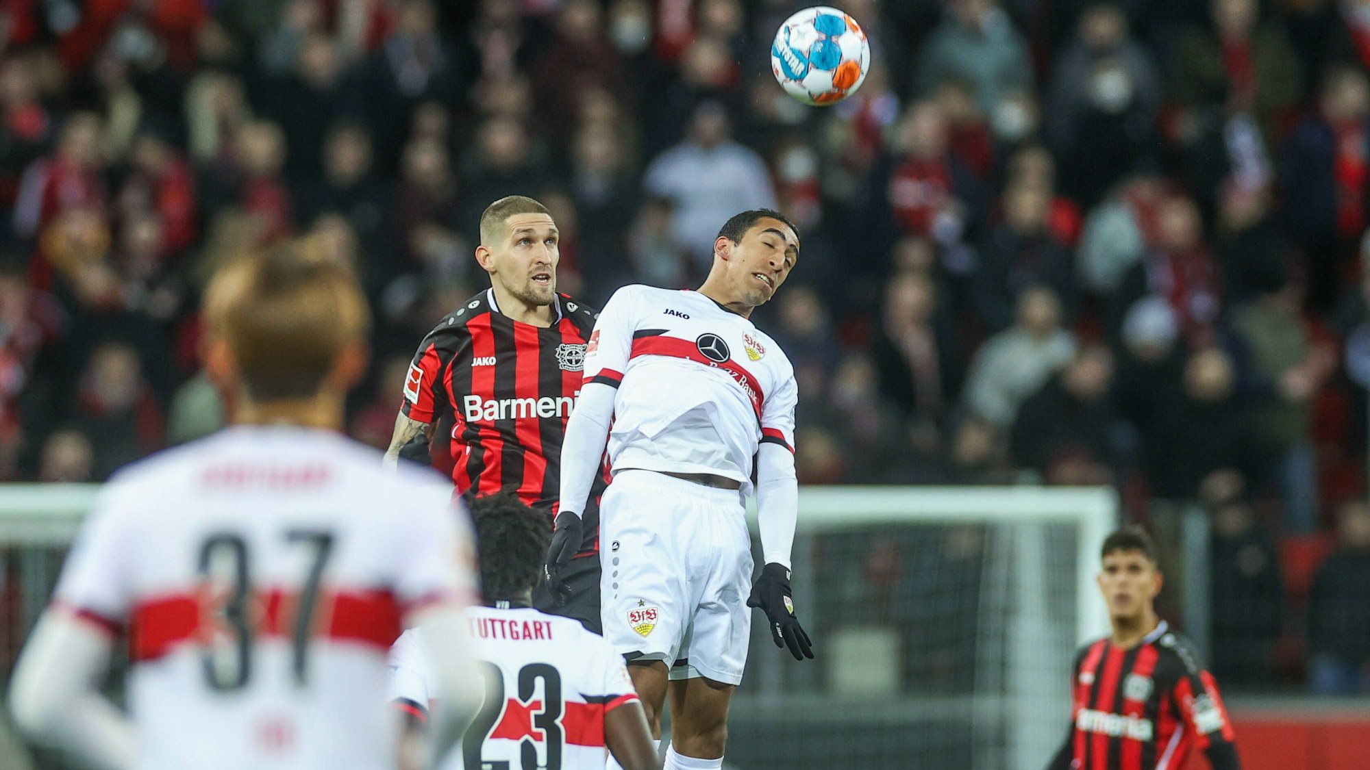Hamadi Al-Ghaddioui (r.) spielte für den VfB Stuttgart: hier im Zweikampf mit dem deutschen Nationalspieler Robert Andrich