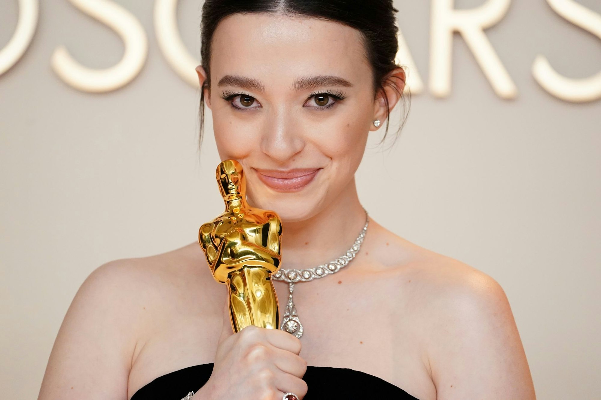 «Anora»-Darstellerin Mikey Madison setzte sich bei den Oscars dieses Jahr in der Kategorie «Beste Hauptdarstellerin» gegen Cynthia Erivo («Wicked»), Karla Sofía Gascón («Emilia Pérez»), Fernanda Torres («Für immer hier») sowie Demi Moore («The Substance») durch.
