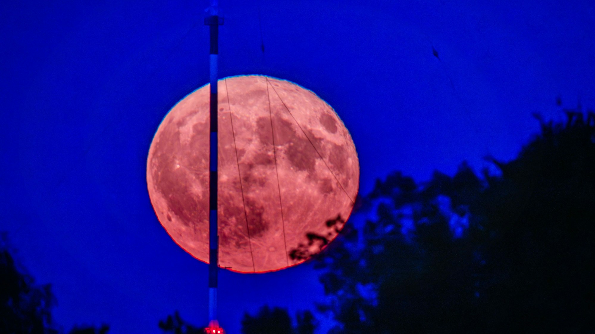 Der sogenannte Erdbeermond hat in der Nacht zum Donnerstag den Himmel über Deutschland erleuchtet