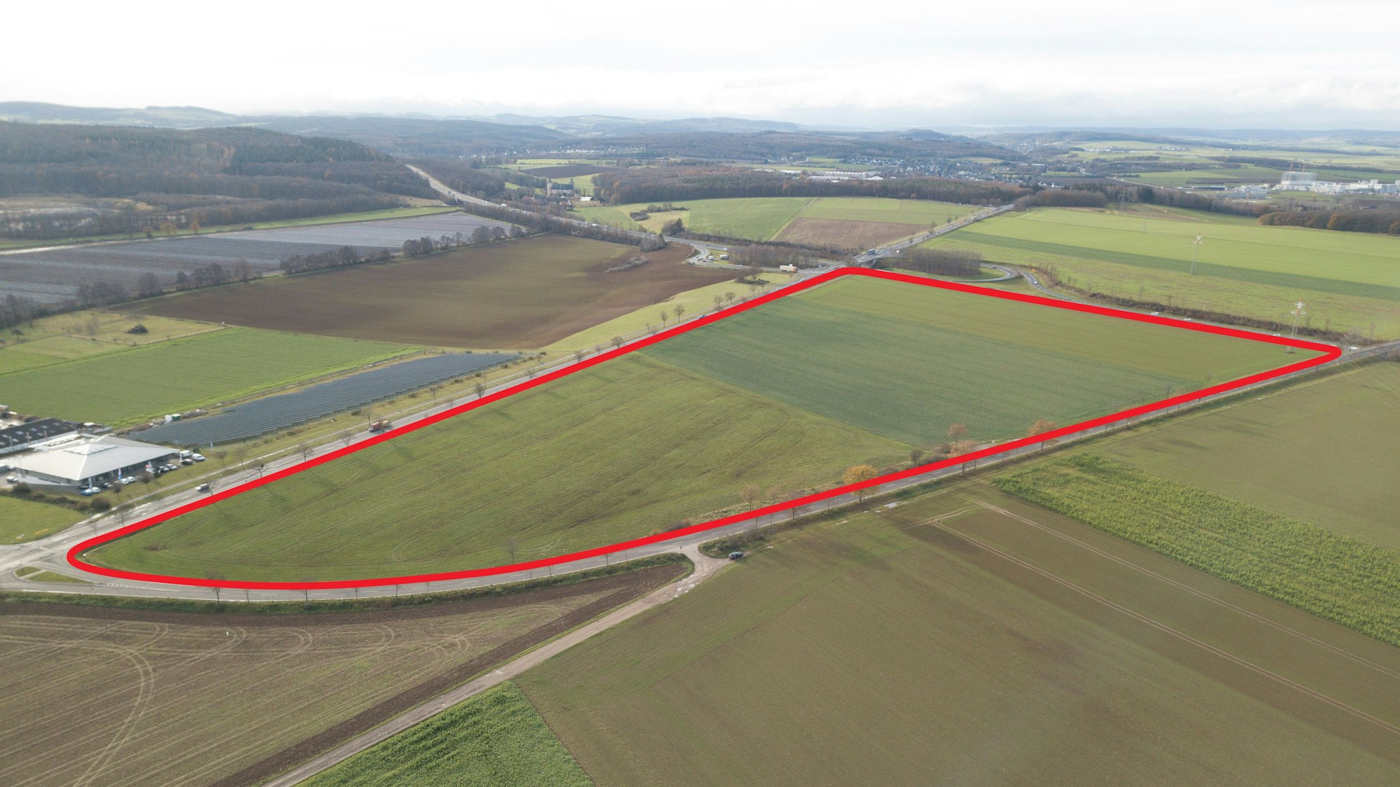 Ein Luftbild zeigt die Fläche, auf der das Gewerbegebiet entstehen soll.