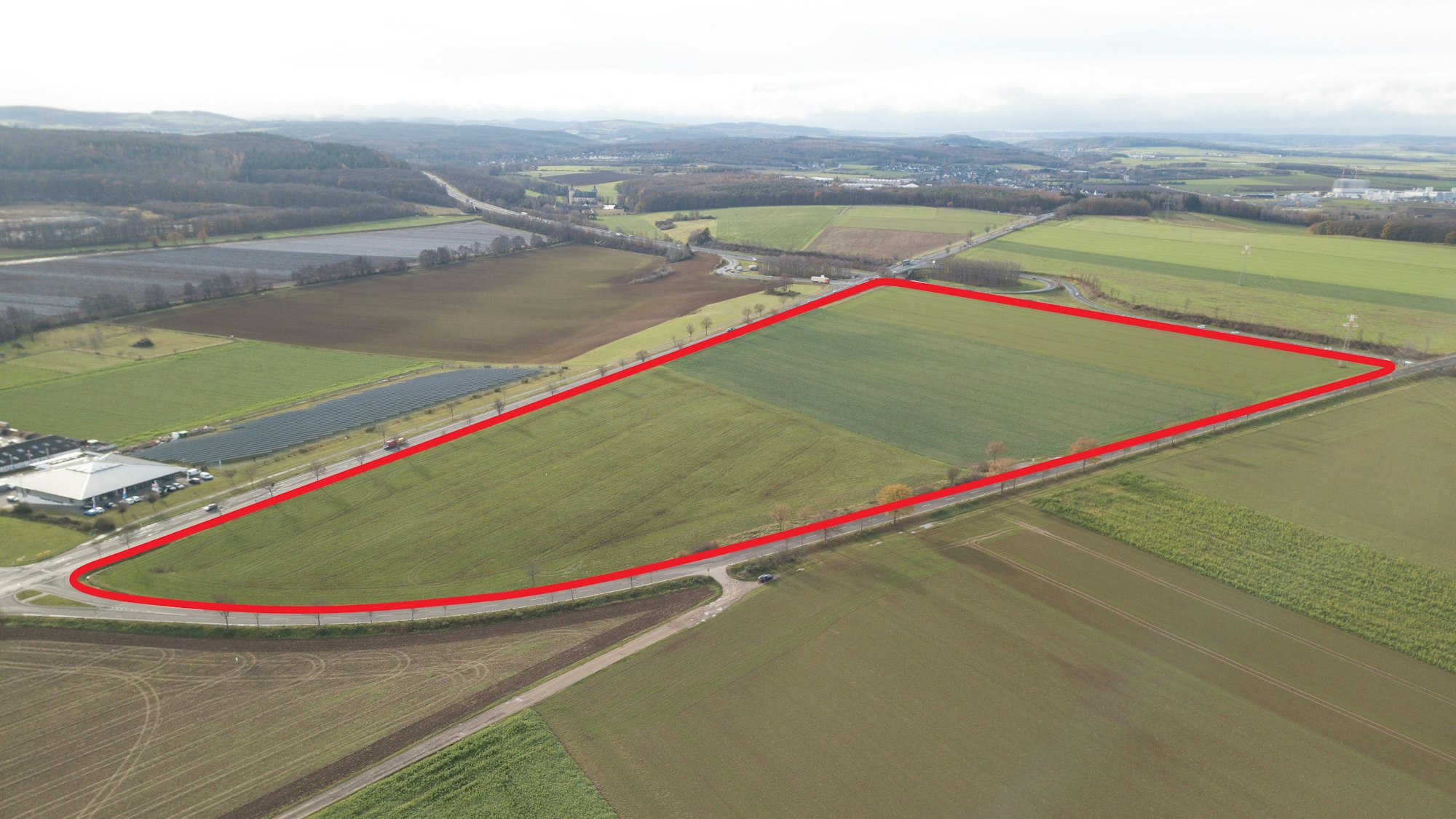 Ein Luftbild zeigt die Fläche, auf der das Gewerbegebiet entstehen soll.