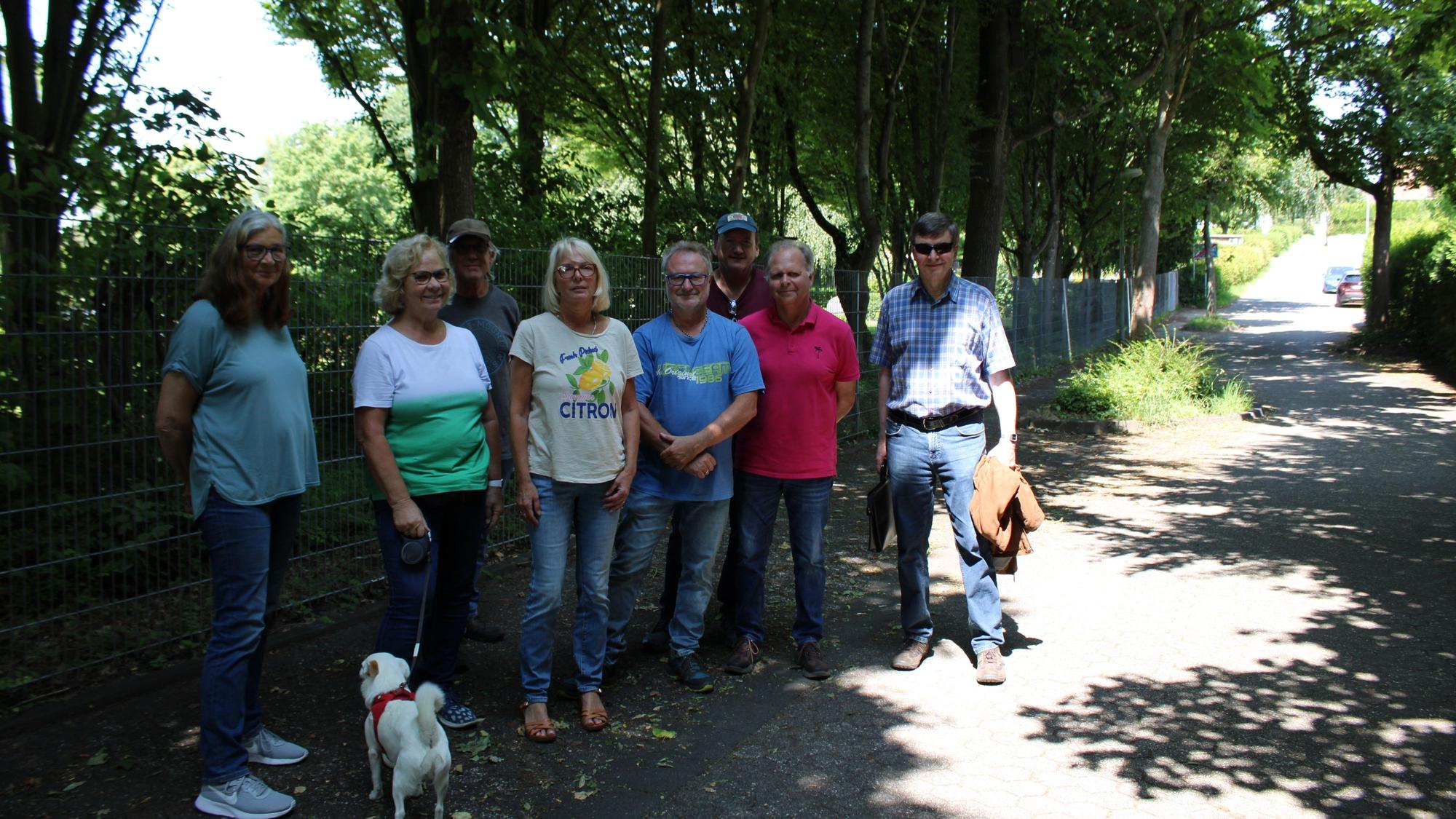 Eine Gruppe aus der Birker Nachbarschaft hat 70 Unterschriften gegen die geplante Bebauung gesammelt - unter anderem wollen sie die schattenspendenden Bäume neben der Straße „Zum Hasenberg“ erhalten.