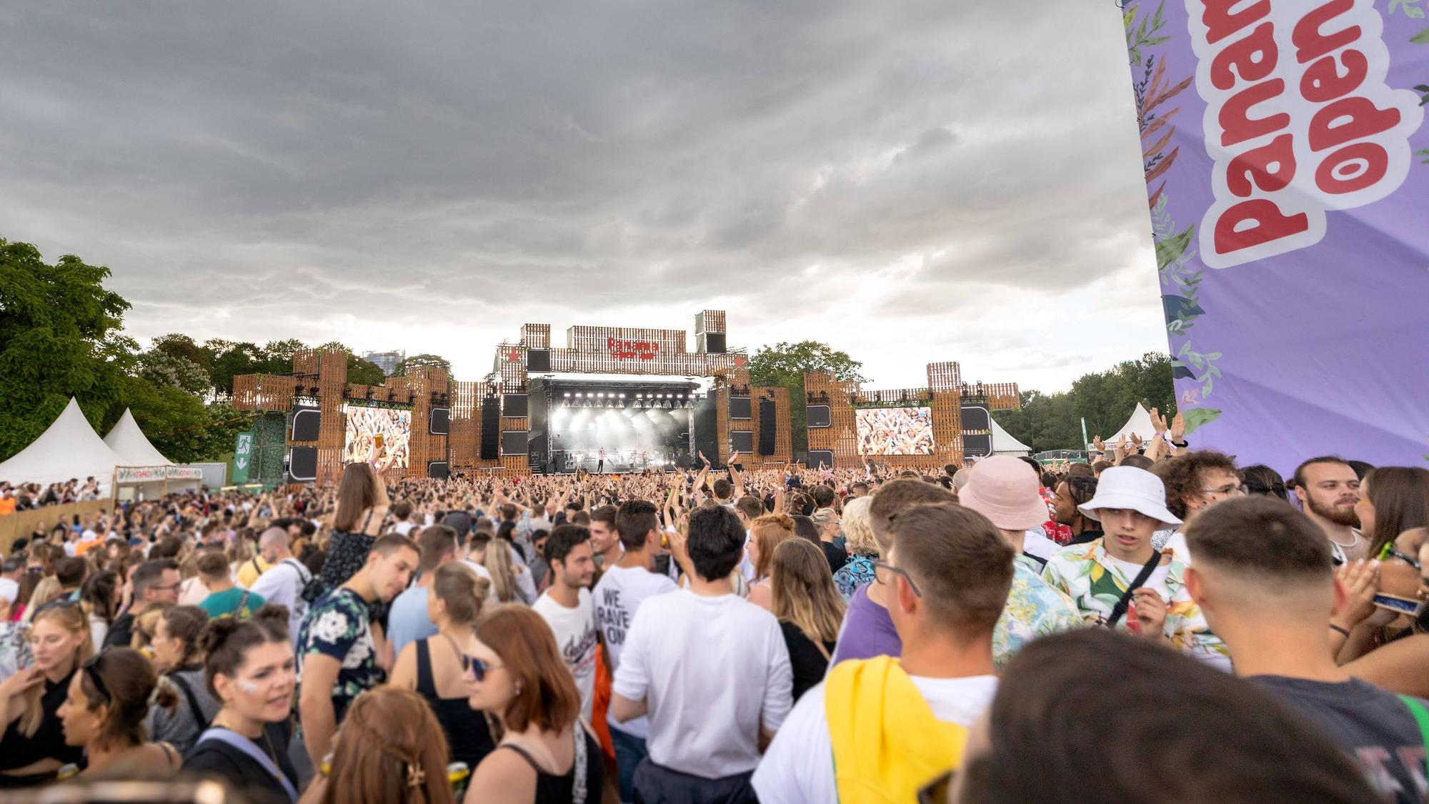 Tausende Besucherinnen und Besucher beim Panama Open Air Festival in Bonn 2022.