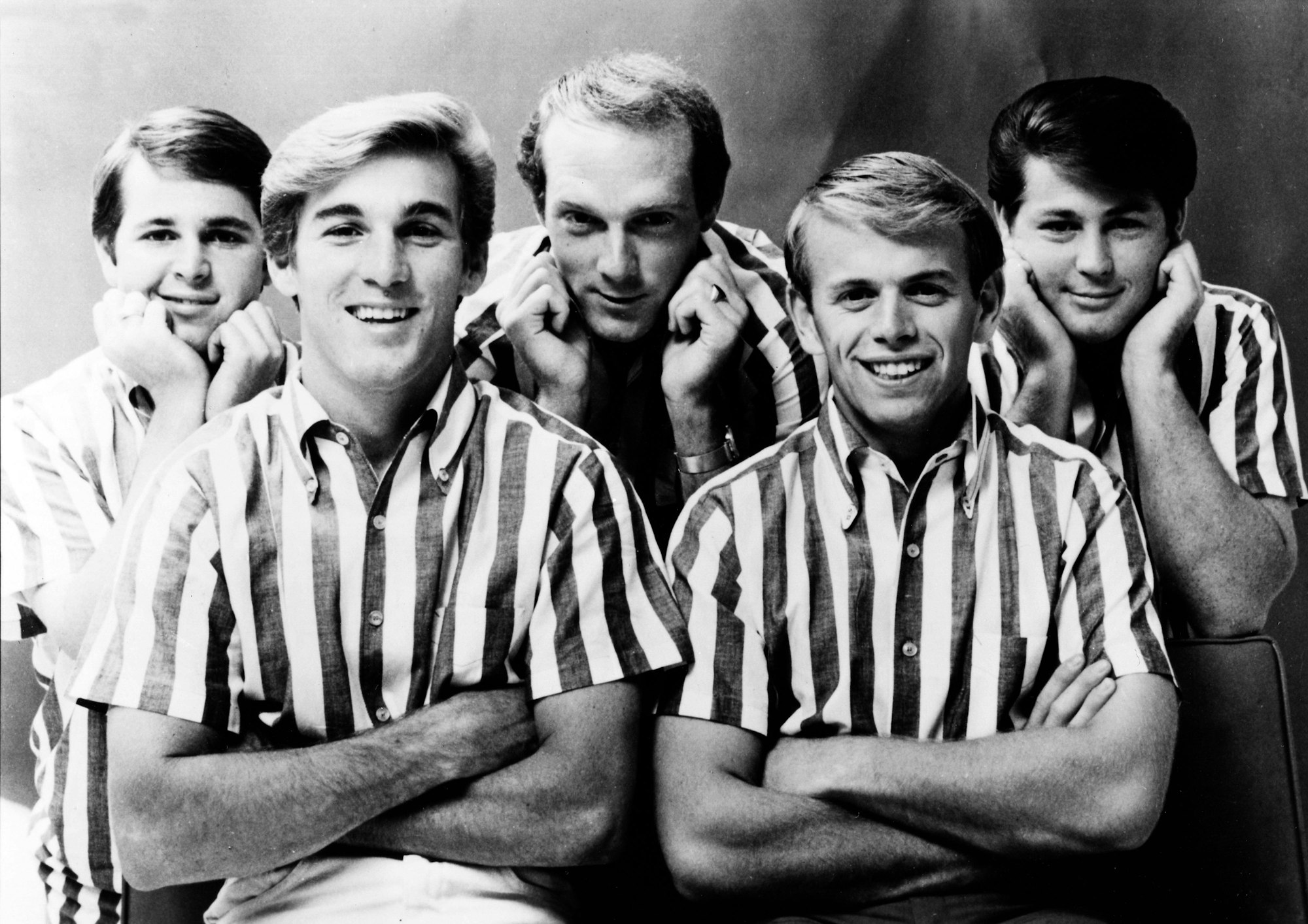 Die Beach Boys posieren in den frühen 60er Jahren mit gestreiften Hemden.