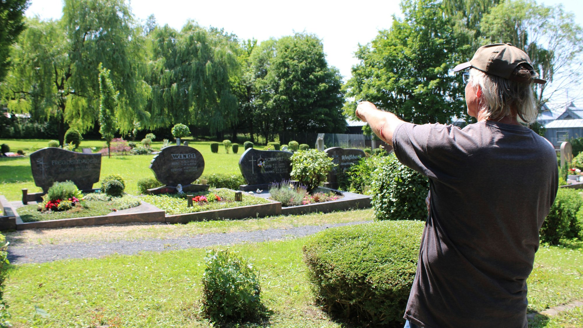 Die Friedhofswiese soll erhalten werden, sagen Anwohner, darunter Patrik Lehmann.