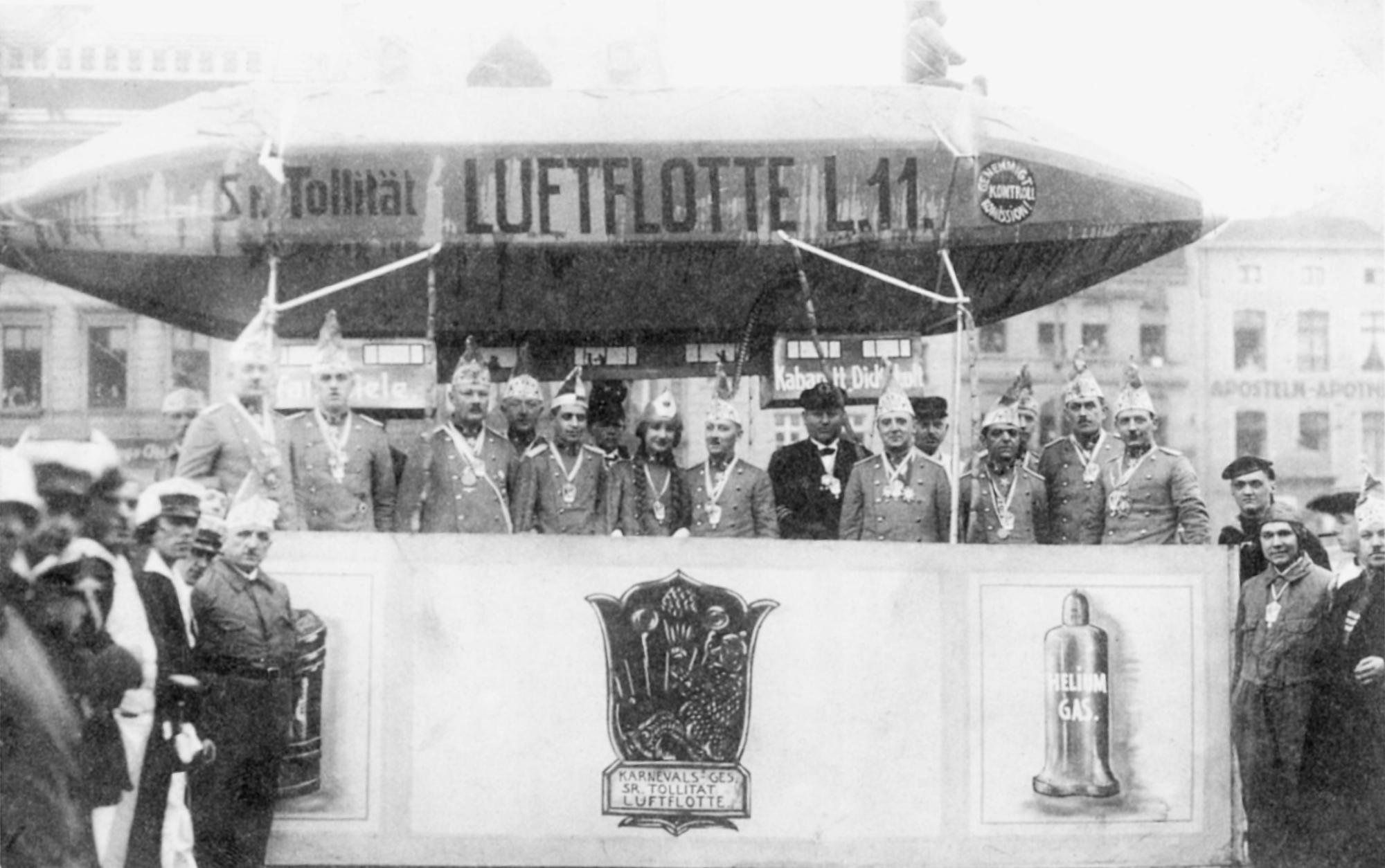 Die Karnevalsgesellschaft beim ersten Rosenmontagszug nach dem Zweiten Weltkrieg.