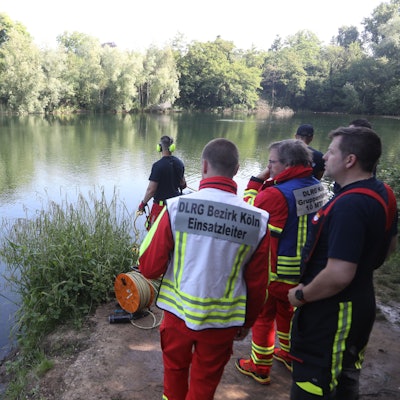 Nach Angaben eines Polizeisprechers war am frühen Donnerstagmorgen (12. Juni) zunächst eine Frau aus dem Wassermannsee in Vogelsang gerettet worden. Die Suche nach einem Mann blieb bislang erfolglos.