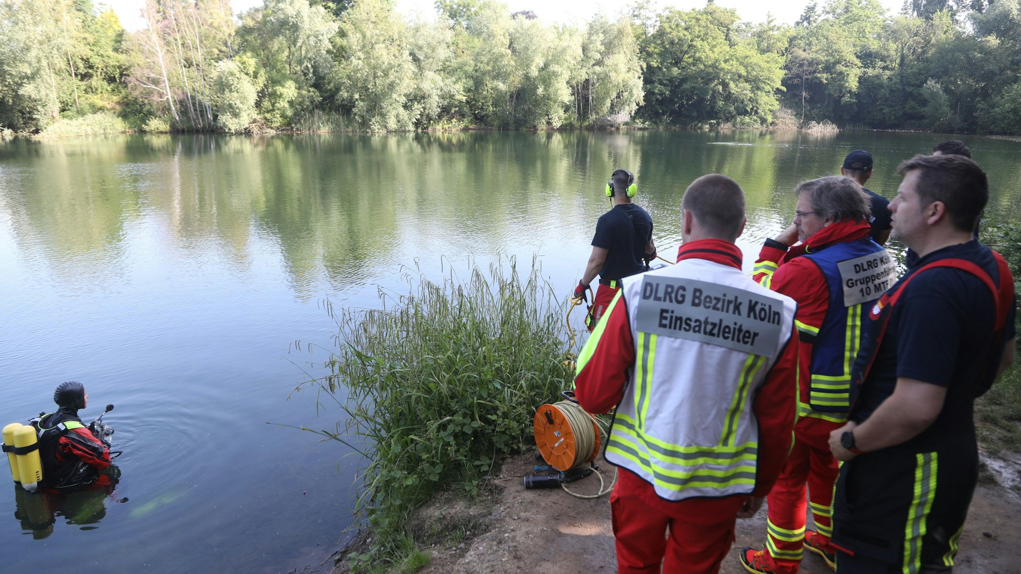 Nach Angaben eines Polizeisprechers war am frühen Donnerstagmorgen (12. Juni) zunächst eine Frau aus dem Wassermannsee in Vogelsang gerettet worden. Die Suche nach einem Mann blieb bislang erfolglos.