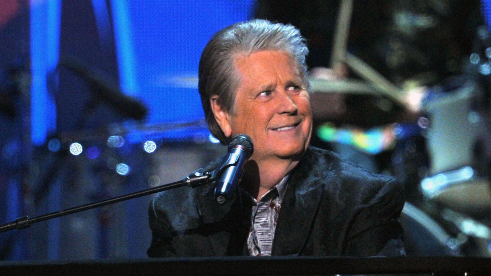 Brian Wilson sitzt im Jahr 2012 am Klavier im Staples Center in Los Angeles.