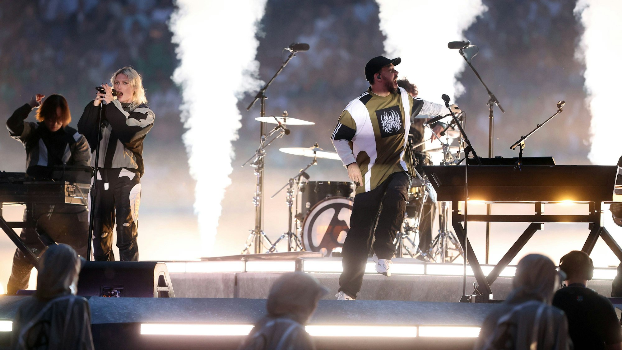 Linkin Park performt bei der Eröffnungszeremonie der UEFA Champions League Finale in München.