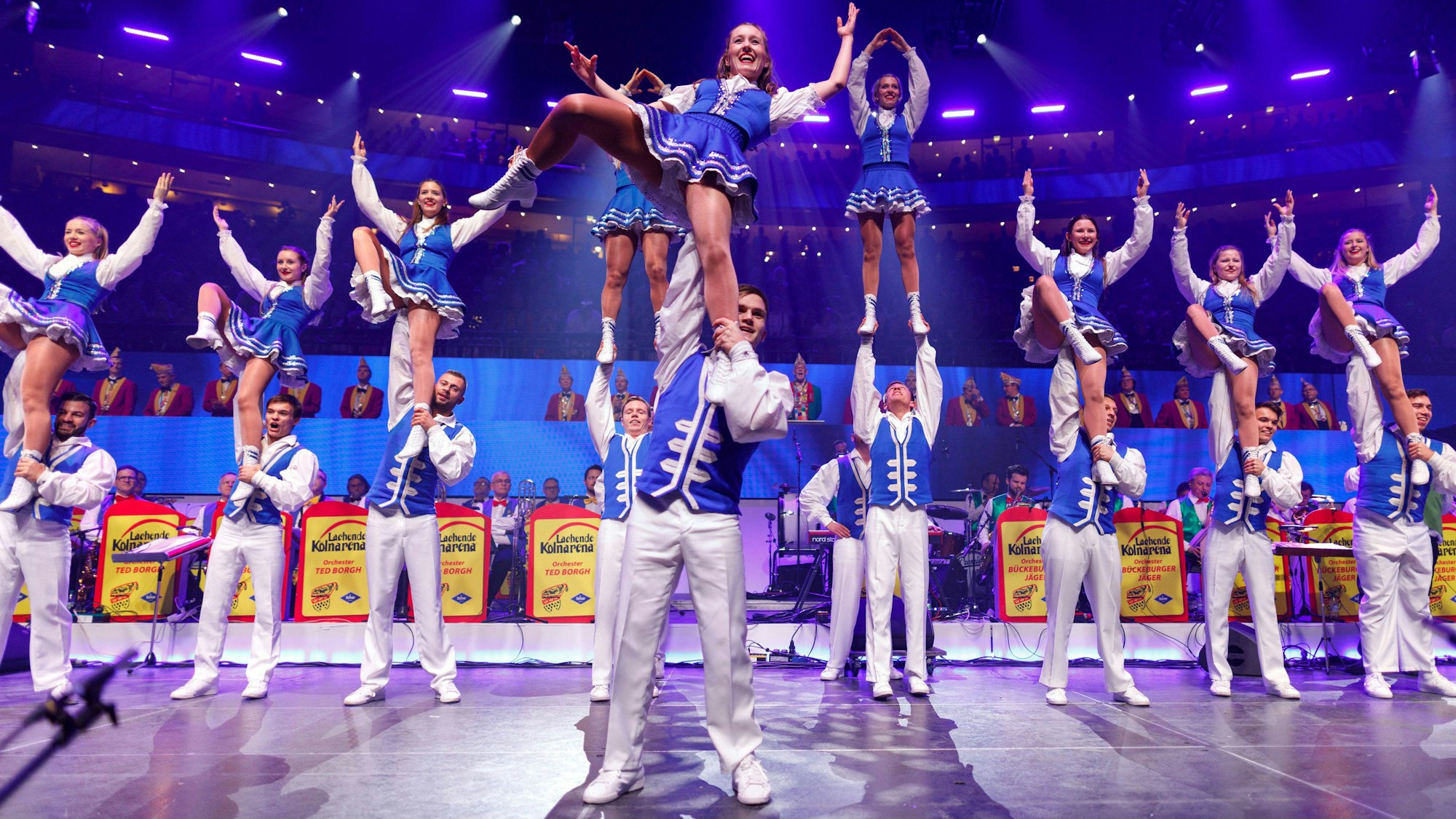 Das Tanzcorps der KG Sr. Tollität Luftflotte bei der Lachenden Kölnarena 2020 in der Lanxess Arena. Köln, 24.01.2020 *** The dance corps of KG Sr Tollität Luftflotte at the Laughing Kölnarena 2020 in the Lanxess Arena Cologne, 24 01 2020 Foto:xC.xHardtx/xFuturexImage