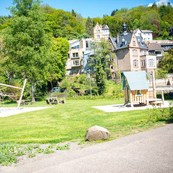 Das Bild zeigt einen Spielplatz in Gemünd.
