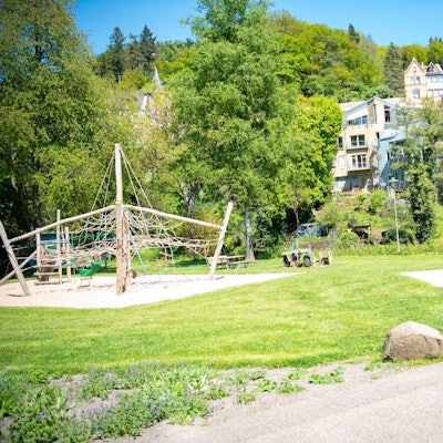Das Bild zeigt einen Spielplatz in Gemünd.