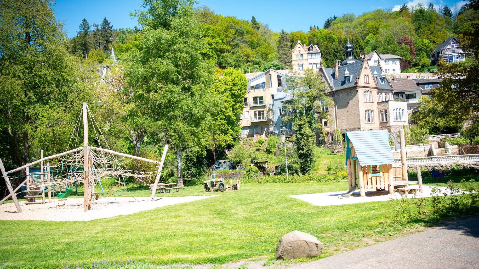Das Bild zeigt einen Spielplatz in Gemünd.