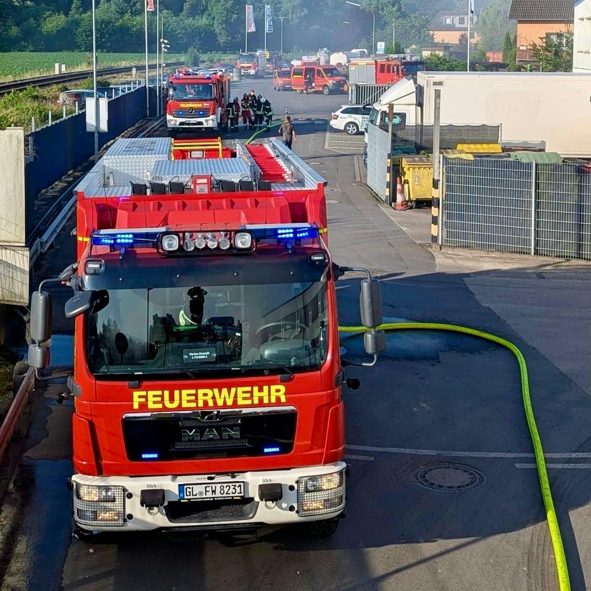 Feuerwehrfahrzeuge stehen in einer Straße in Overath.