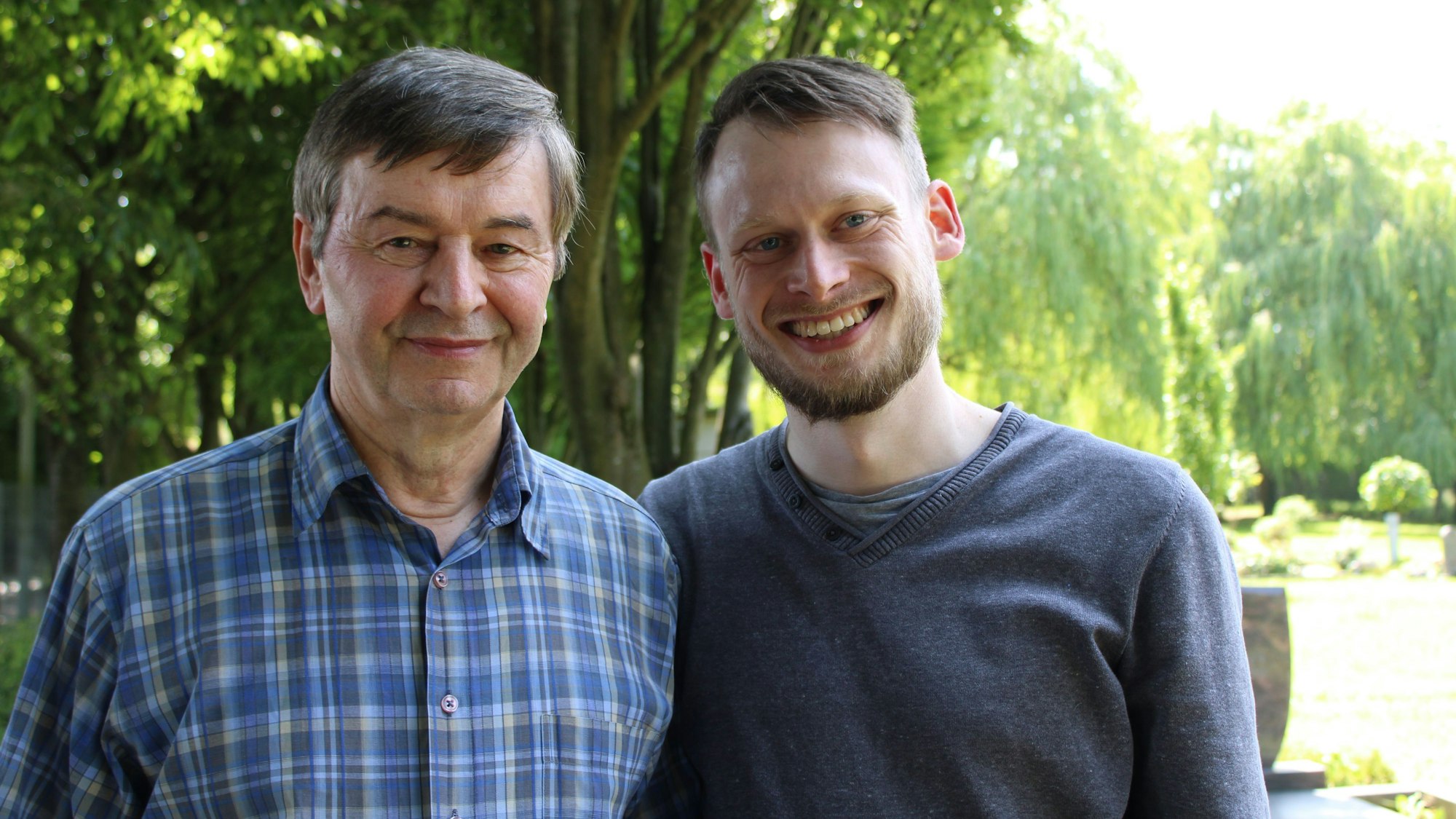 Horst Tamke (l.) und Alexander Tamke (r.) sorgen sich um wegfallenden Lebensraum für Vögel und Insekten.