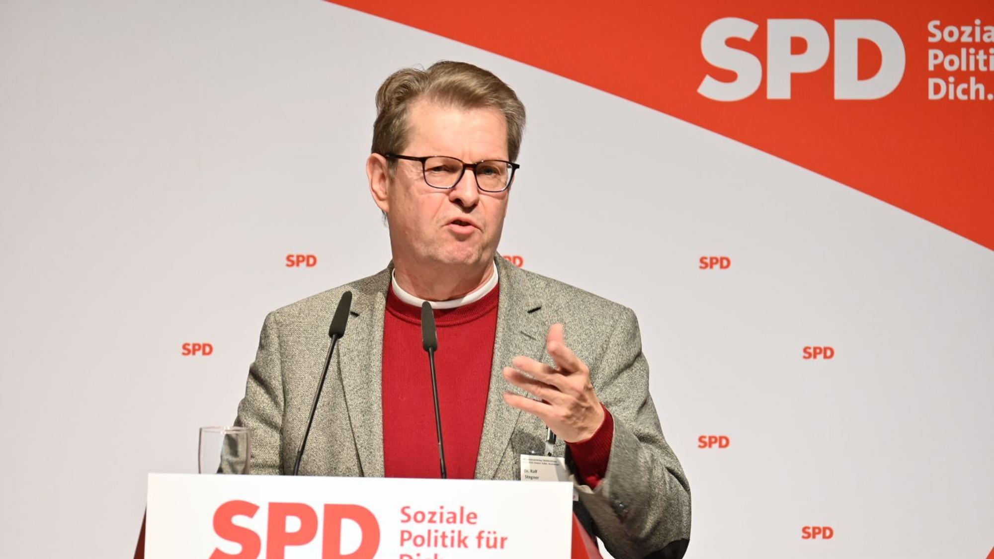 Ralf Stegner (SPD), Kandidat für Platz drei der Landesliste der SPD Schleswig-Holstein für die Bundestagswahl 2025, spricht bei der Landeswahlkonferenz der SPD Schleswig-Holstein.
