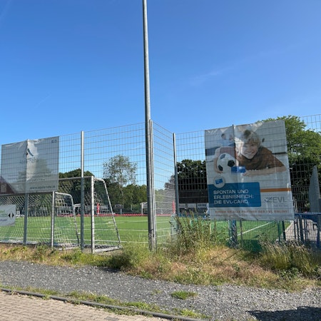 Hier spielt der SSV Alkenrath: Der Verein bestätigt die Wiedereinstellung von Michael H. nach Elterninitiative.