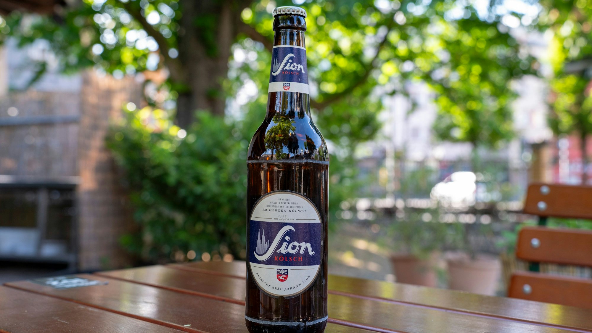 Sion ist im Geruch zunächst eher zurückhaltend, weist wenig malzige Anklänge auf.