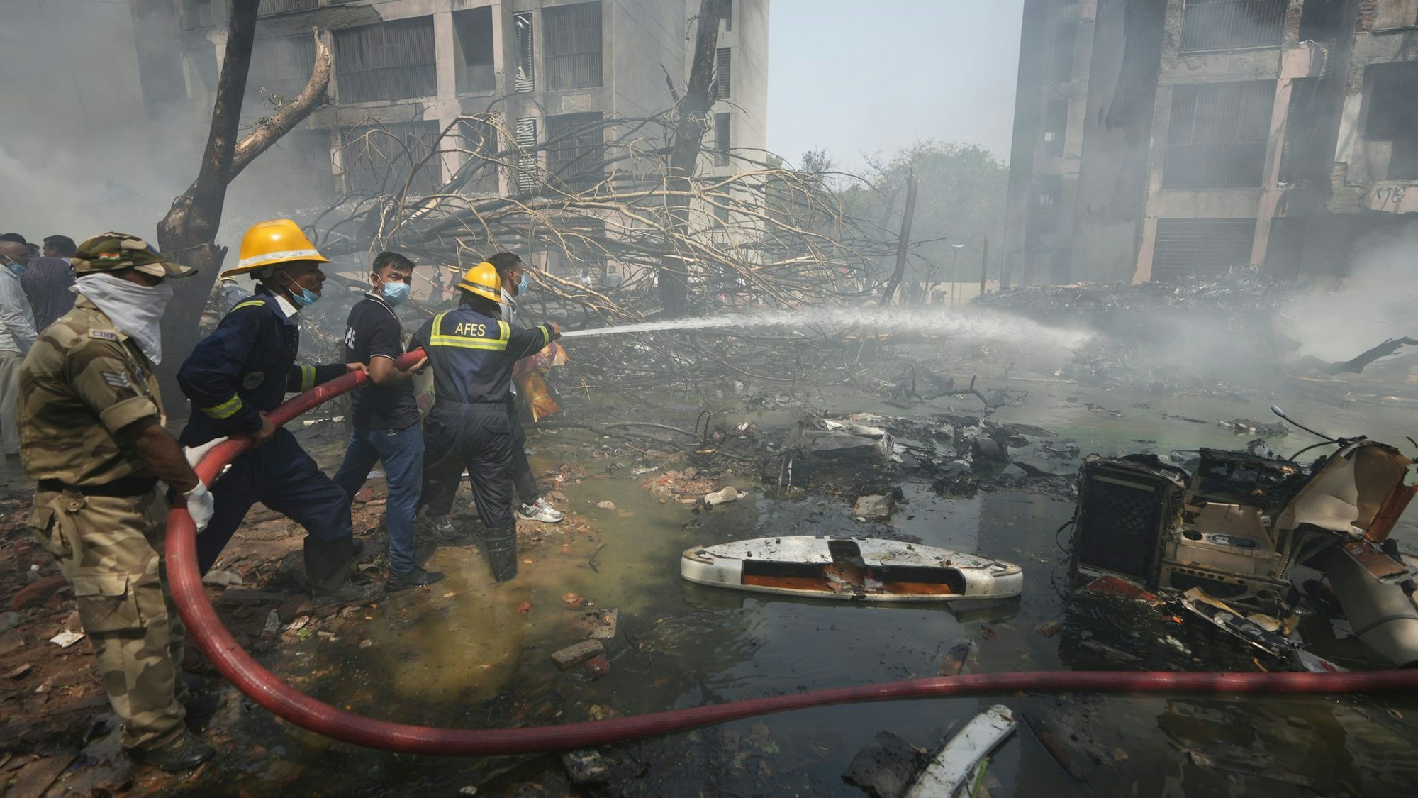 Feuerwehrleute sind im Einsatz.