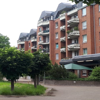 Blick auf den großen Platz im Wohnpark Niehler Straße / Friedrich-Karl-Straße. In der Siedlung verursacht die Abluft eines Burgergrills Unmut unter den Bewohnern.