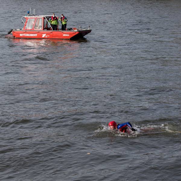 27.10.2022, Köln: Was macht eigentlich die Feuerwehr. Die Kölner Feuerwehr demonstriert ihre Einsatzgebiete.
Die Wasserrettung auf dem Rhein.
Foto: Michael Bause