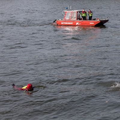 27.10.2022, Köln: Was macht eigentlich die Feuerwehr. Die Kölner Feuerwehr demonstriert ihre Einsatzgebiete.
Die Wasserrettung auf dem Rhein.
Foto: Michael Bause