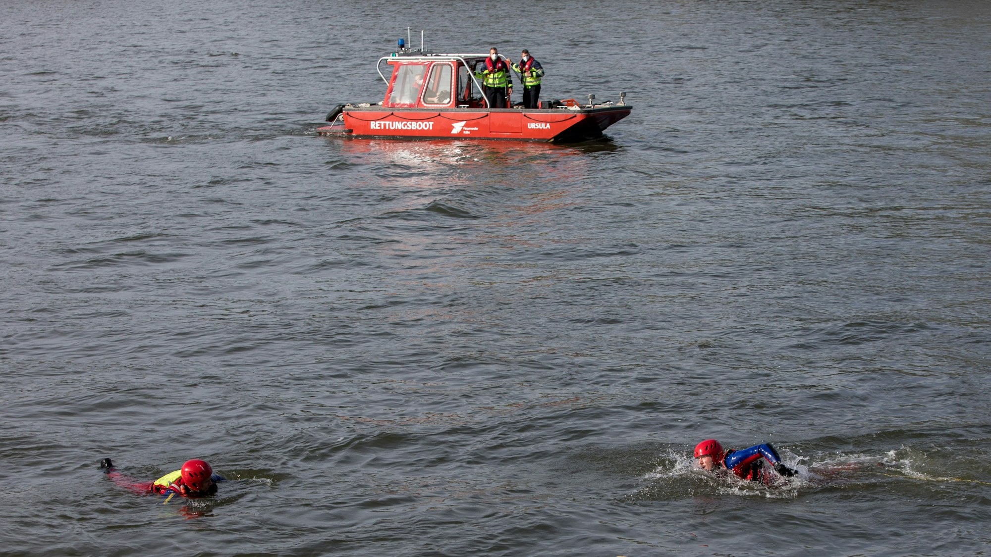 27.10.2022, Köln: Was macht eigentlich die Feuerwehr. Die Kölner Feuerwehr demonstriert ihre Einsatzgebiete.
Die Wasserrettung auf dem Rhein.
Foto: Michael Bause