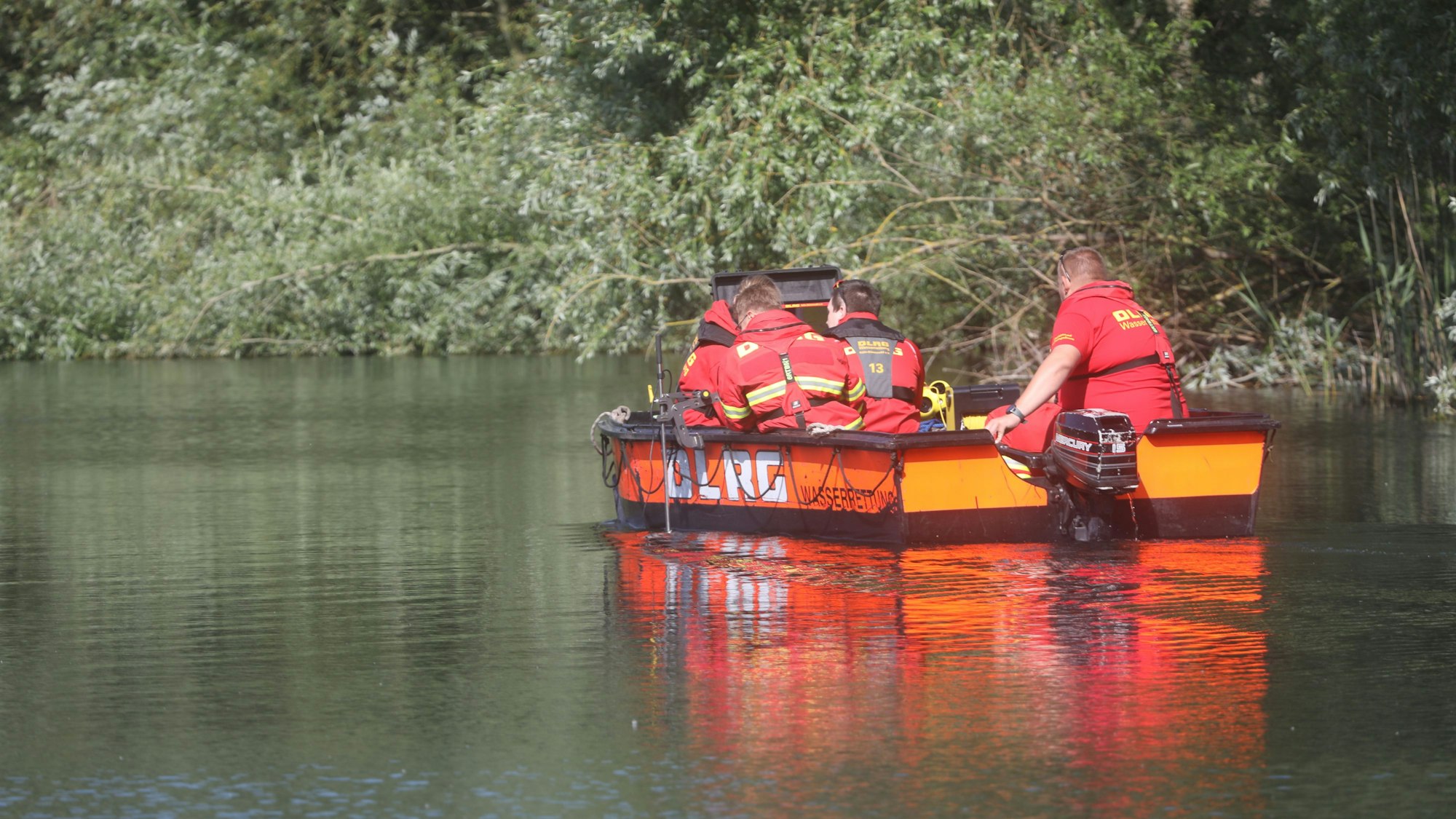 Im Wassermannsee in Vogelsang suchen Rettungskräfte nach einem vermissten Mann.