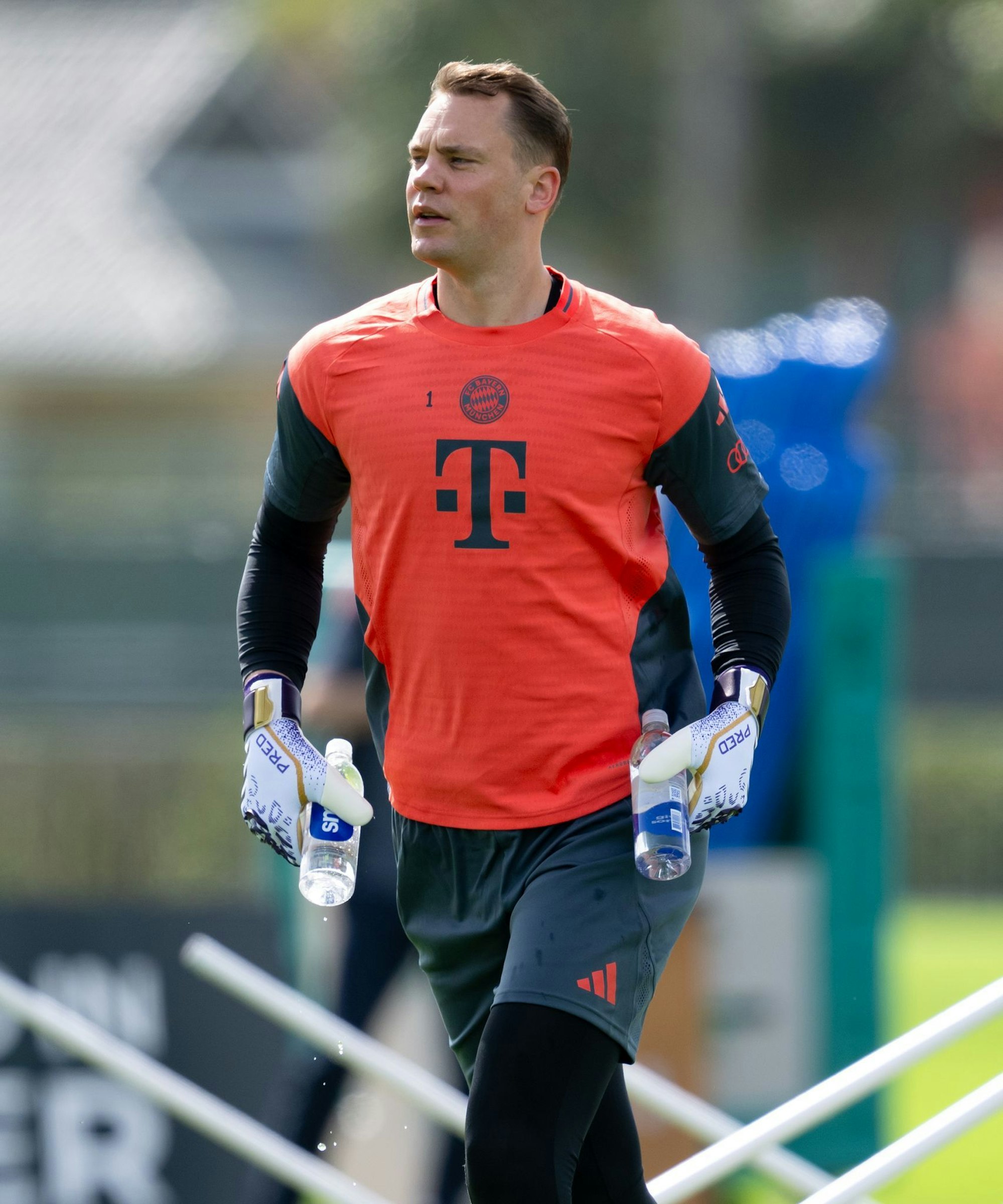 Manuel Neuer mit zwei Wasserflaschen beim Training. Viel trinken ist wichtig in der schwülen Hitze von Orlando.