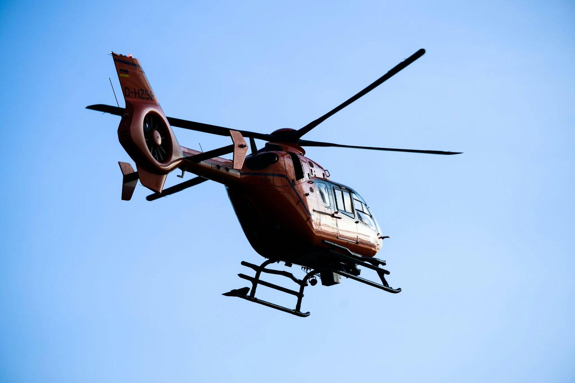 Der Junge wurde mit einem Rettungshubschrauber ins Krankenhaus gebracht. (Symbolbild)
