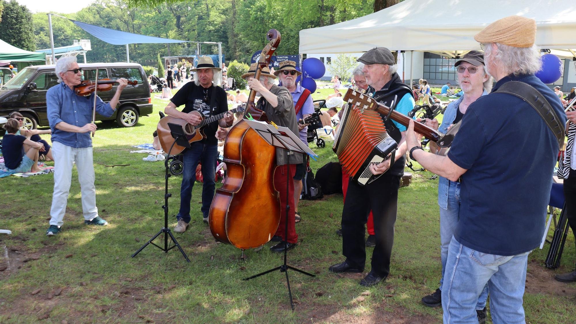 Musiker der Dünnwalder Musiknacht geben ein unterhaltsames Konzert. (Archivbild)