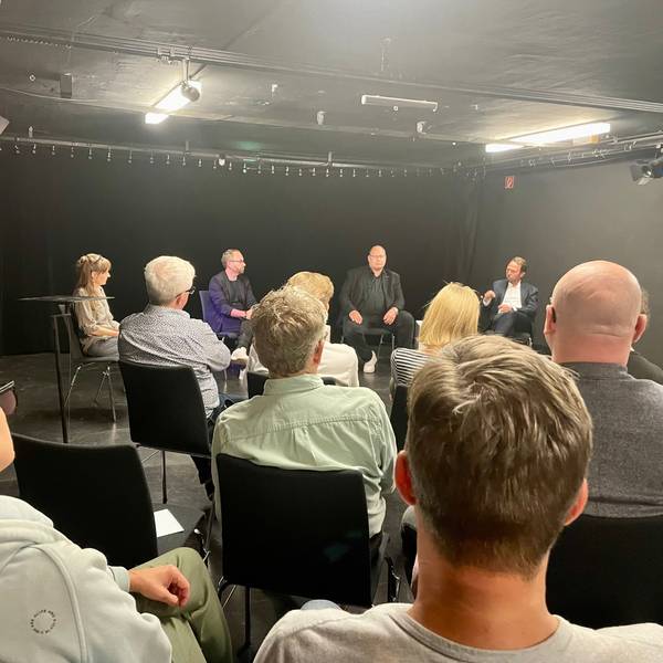 Im Jungen Theater diskutierten Sven Weiss (Grüne), Stefan Hebbel (CDU) und Uwe Richrath (SPD) unter Leitung von Claudia Sowa über Kulturpolitik in Leverkusen.
