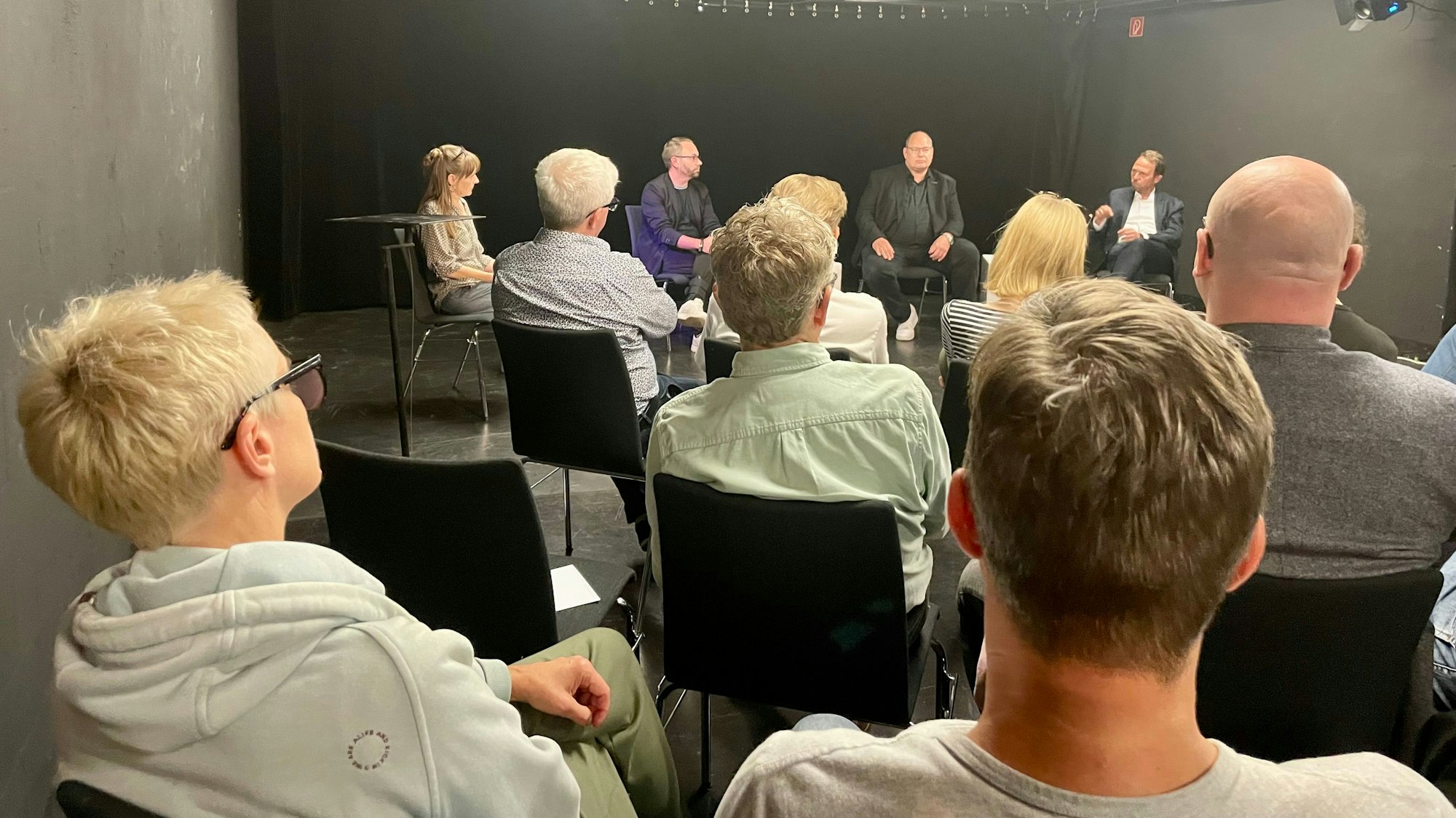 Im Jungen Theater diskutierten Sven Weiss (Grüne), Stefan Hebbel (CDU) und Uwe Richrath (SPD) unter Leitung von Claudia Sowa über Kulturpolitik in Leverkusen.