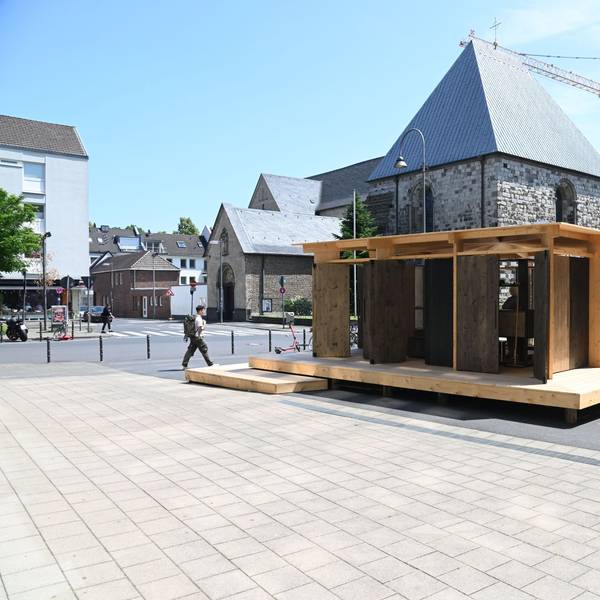 12.06.2025 Köln. Der Blick auf den Waidmarkt mit dem Pavillon „Panorama Waidmarkt“. Nach dem Unfall beim Bau der U-Bahn-Linie will die Stadtverwaltung den Ort auch in den kommenden Jahren durch „temporäre künstlerische Interventionen“ attraktiver machen. Foto: Alexander Schwaiger