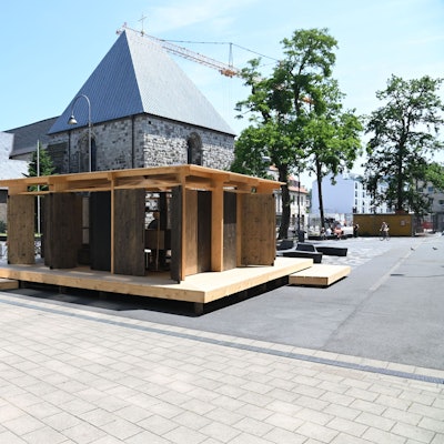 12.06.2025 Köln. Der Blick auf den Waidmarkt mit dem Pavillon „Panorama Waidmarkt“. Nach dem Unfall beim Bau der U-Bahn-Linie will die Stadtverwaltung den Ort auch in den kommenden Jahren durch „temporäre künstlerische Interventionen“ attraktiver machen. Foto: Alexander Schwaiger
