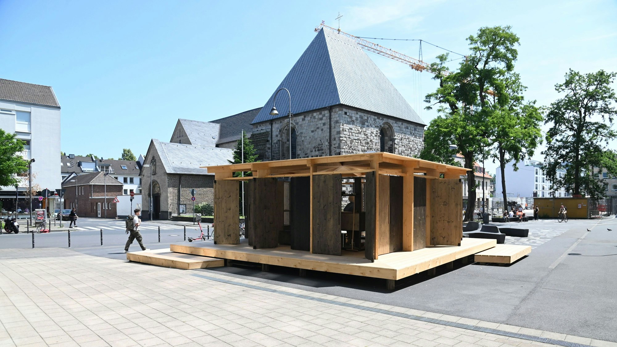 12.06.2025 Köln. Der Blick auf den Waidmarkt mit dem Pavillon „Panorama Waidmarkt“. Nach dem Unfall beim Bau der U-Bahn-Linie will die Stadtverwaltung den Ort auch in den kommenden Jahren durch „temporäre künstlerische Interventionen“ attraktiver machen. Foto: Alexander Schwaiger