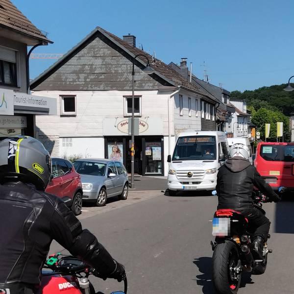 Umgehung in weiter Ferne: Durch das Nadelöhr Hauptstraße in Much quält sich weiterhin der Durchgangsverkehr.