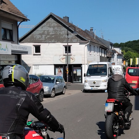 Umgehung in weiter Ferne: Durch das Nadelöhr Hauptstraße in Much quält sich weiterhin der Durchgangsverkehr.