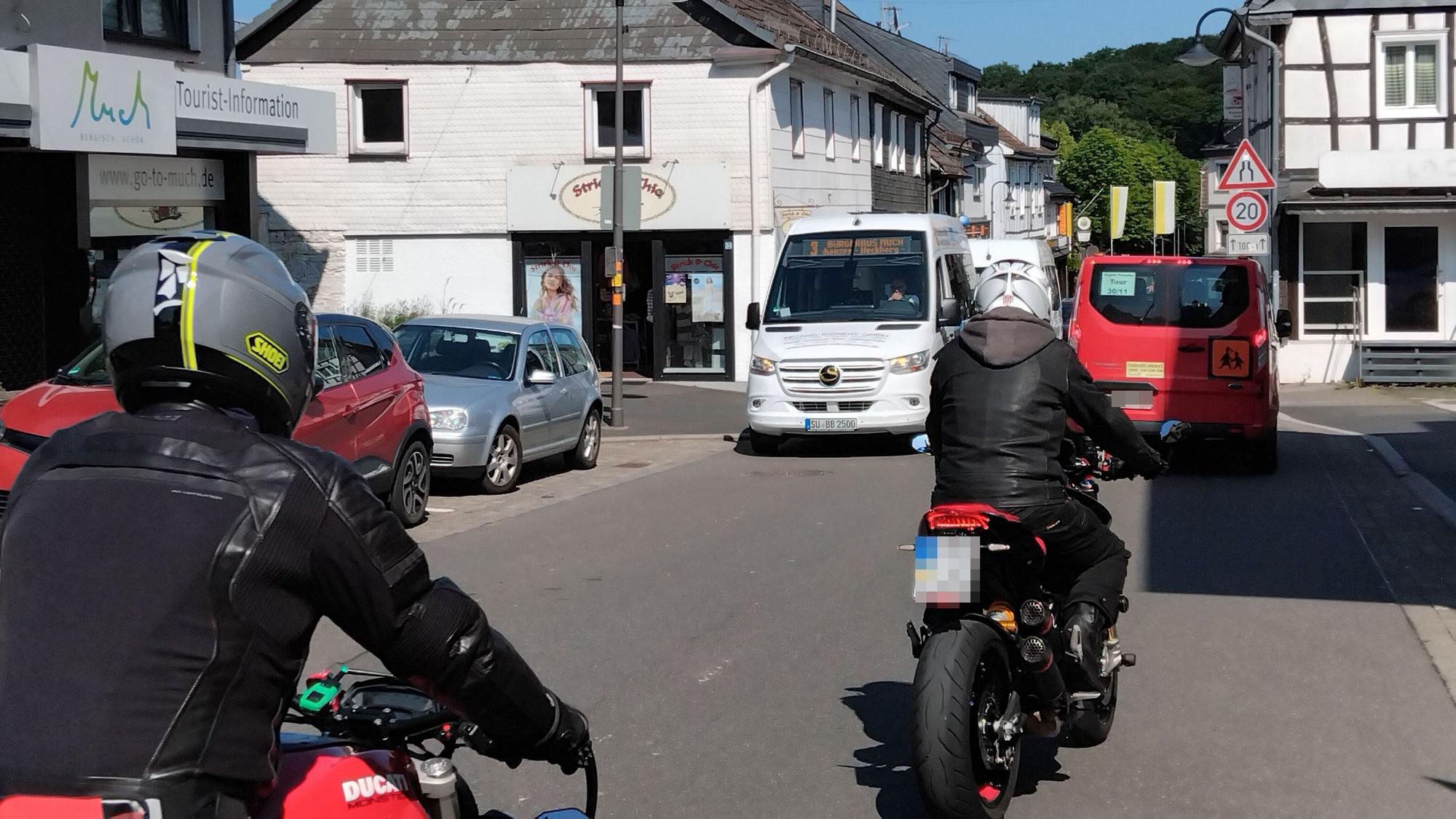 Durch das Nadelöhr Hauptstraße quält sich der Durchgangsverkehr.