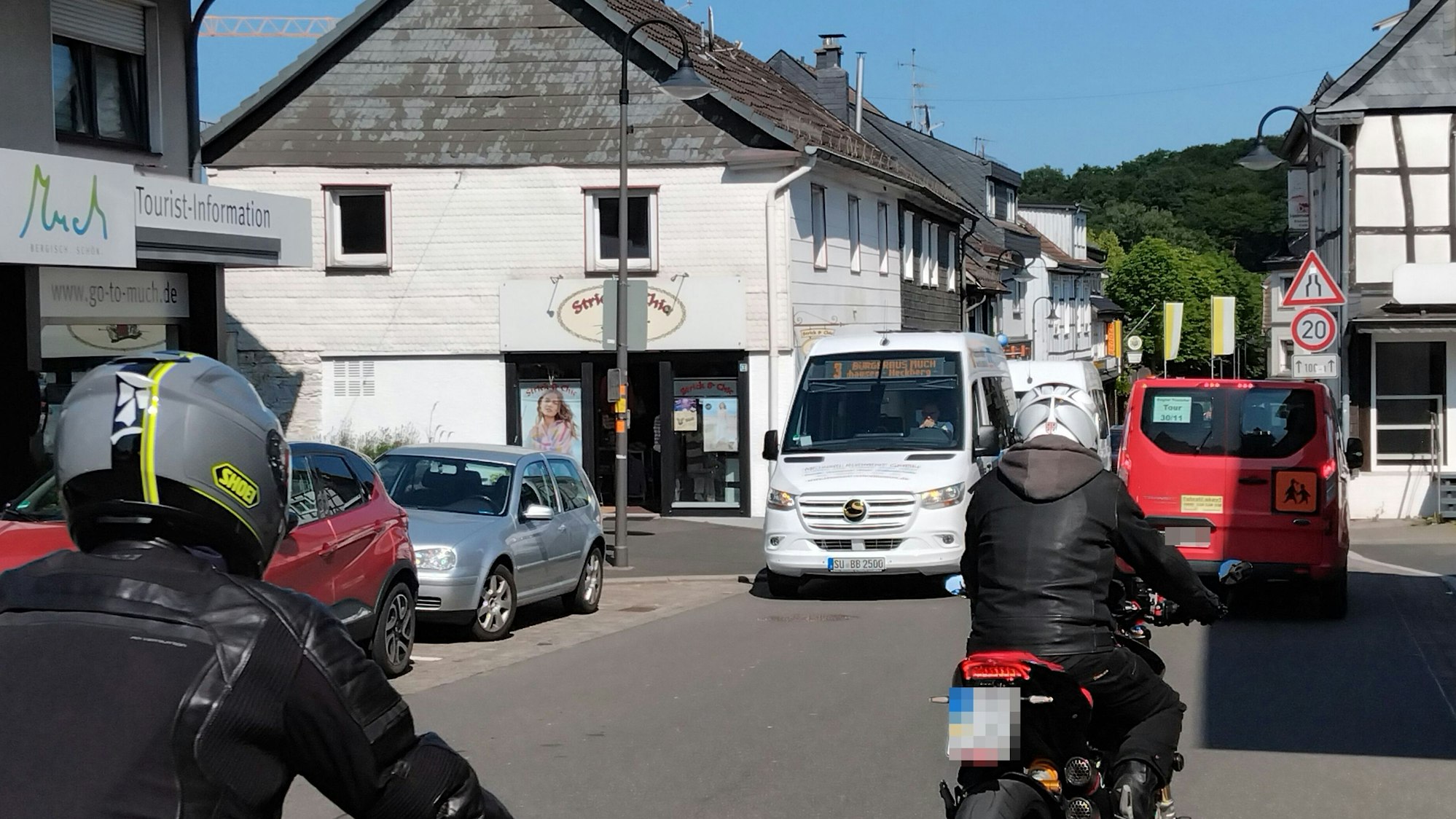 Umgehung in weiter Ferne: Durch das Nadelöhr Hauptstraße in Much quält sich weiterhin der Durchgangsverkehr.