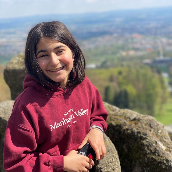Die zehnjährige Avin ist bei einem Verkehrsunfall in Hürth ums Leben gekommen. Das Foto zeigt sie auf dem Herkules-Monument in Kassel.