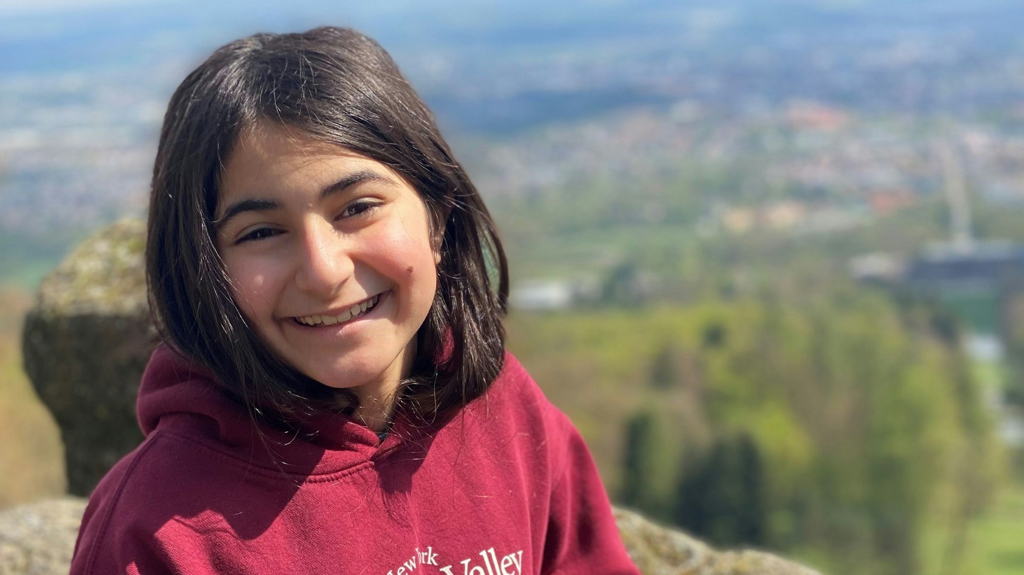 Die zehnjährige Avin war bei dem Verkehrsunfall in Hürth ums Leben gekommen. Das Foto zeigt sie auf dem Herkules-Monument in Kassel.
