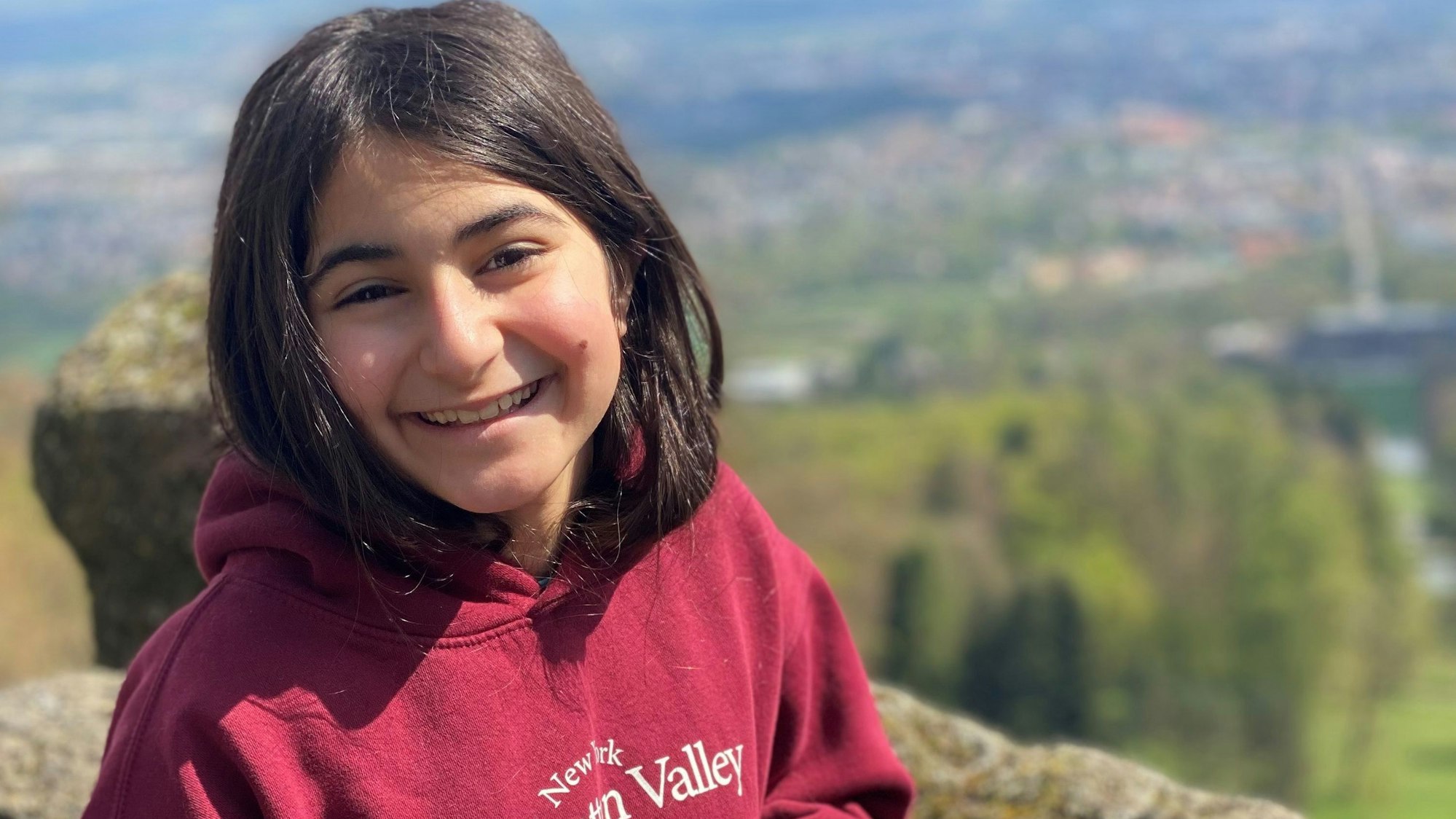 Die zehnjährige Avin ist bei einem Verkehrsunfall in Hürth ums Leben gekommen. Das Foto zeigt sie auf dem Herkules-Monument in Kassel.